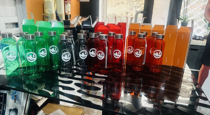 Botellas de colores con el escudo del Ayuntamiento de La Adrada impreso en UV