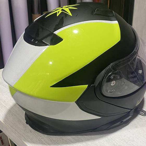 Casco de moto personalizado visto desde atrás en tres cuartos