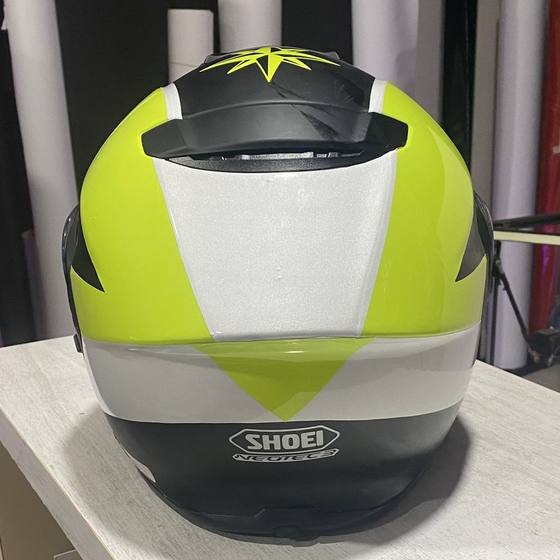 Parte trasera del casco con vinilo amarillo flúor, blanco y plateado