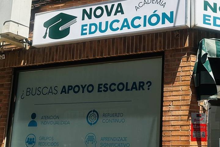 Escaparate de esquina de Nova Educación con vinilo informativo