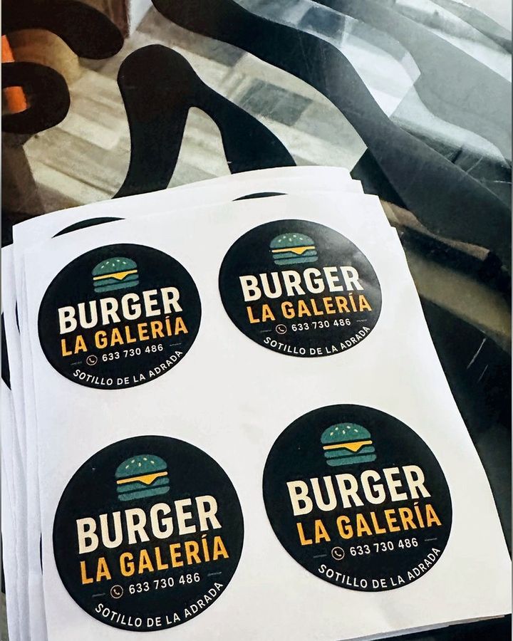 Hoja con cuatro pegatinas circulares de Burger La Galería