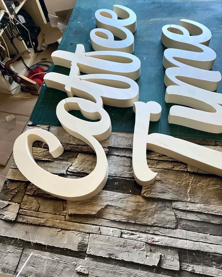 Letras Coffee Time recién cortadas en XPS en el taller