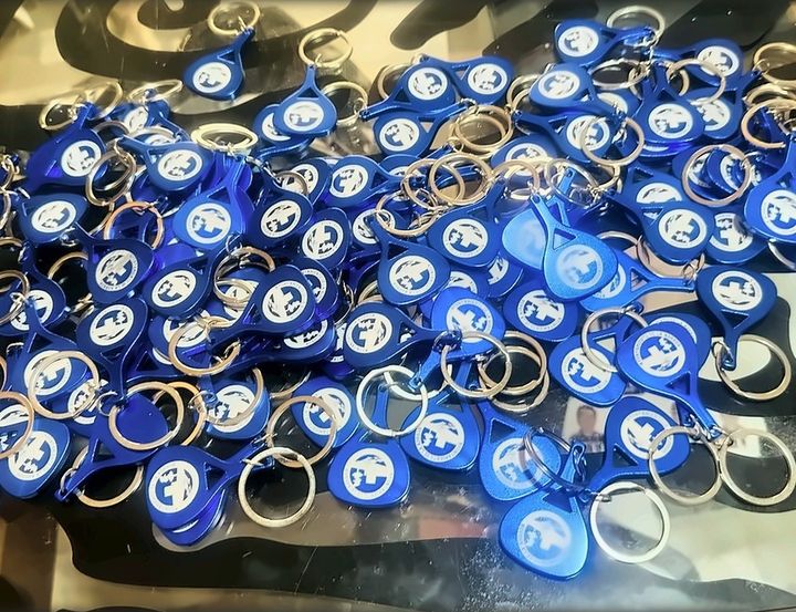 Montón de llaveros azules grabados con láser