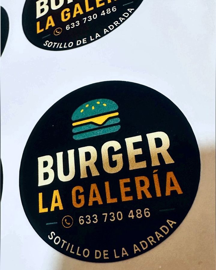 Pegatina circular de Burger La Galería con logotipo, teléfono y Sotillo de La Adrada