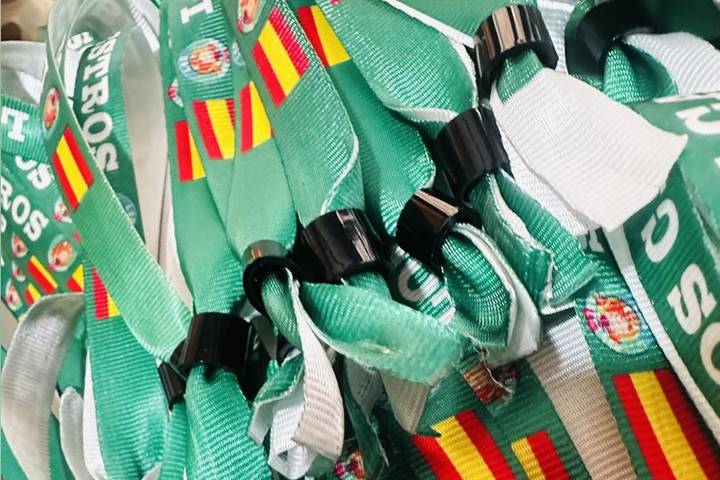 Detalle de pulseras de tela con cierre y estampado de bandera