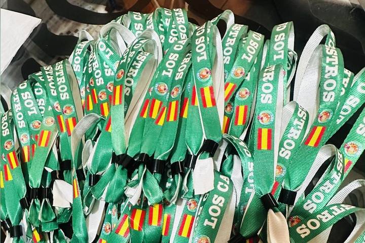 Montón de pulseras de tela verdes de Los Cabestros