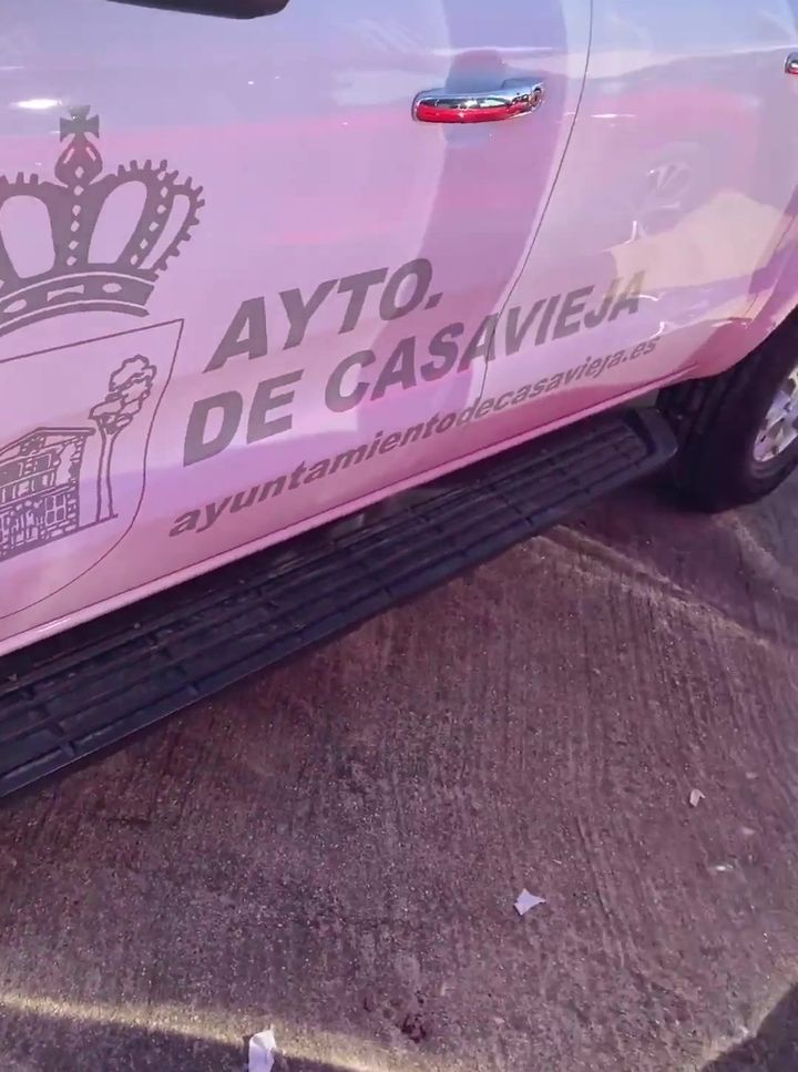 Puerta del vehículo del Ayuntamiento de Casavieja con escudo y nombre