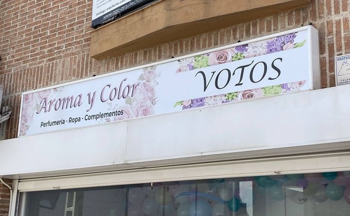 Rótulo de Aroma y Color visto desde la calle