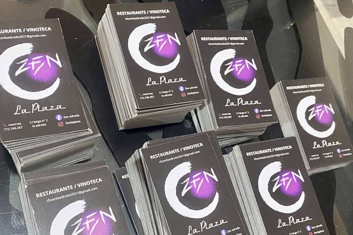Pilas de tarjetas de visita de Zen La Plaza, restaurante y vinoteca, sobre fondo negro