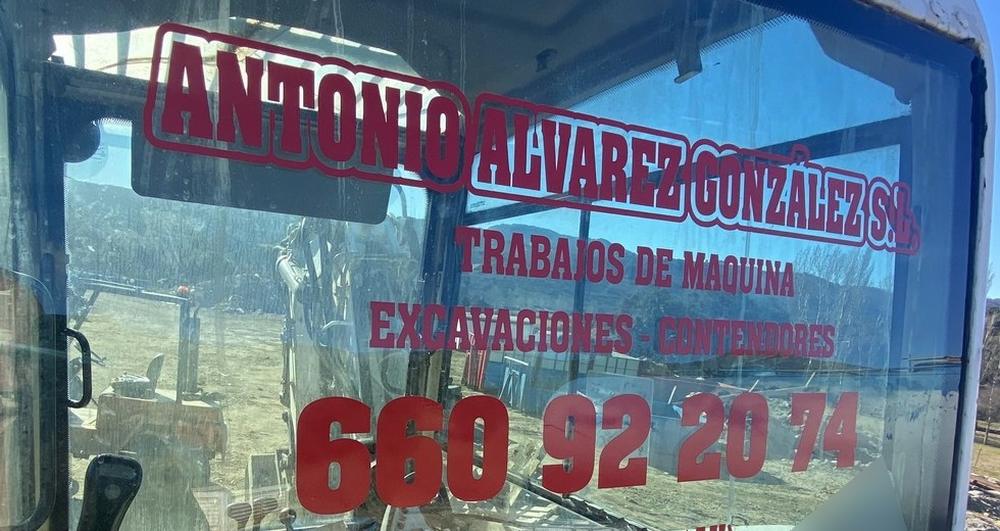 Vinilo de corte rojo sobre el cristal de la cabina de una máquina