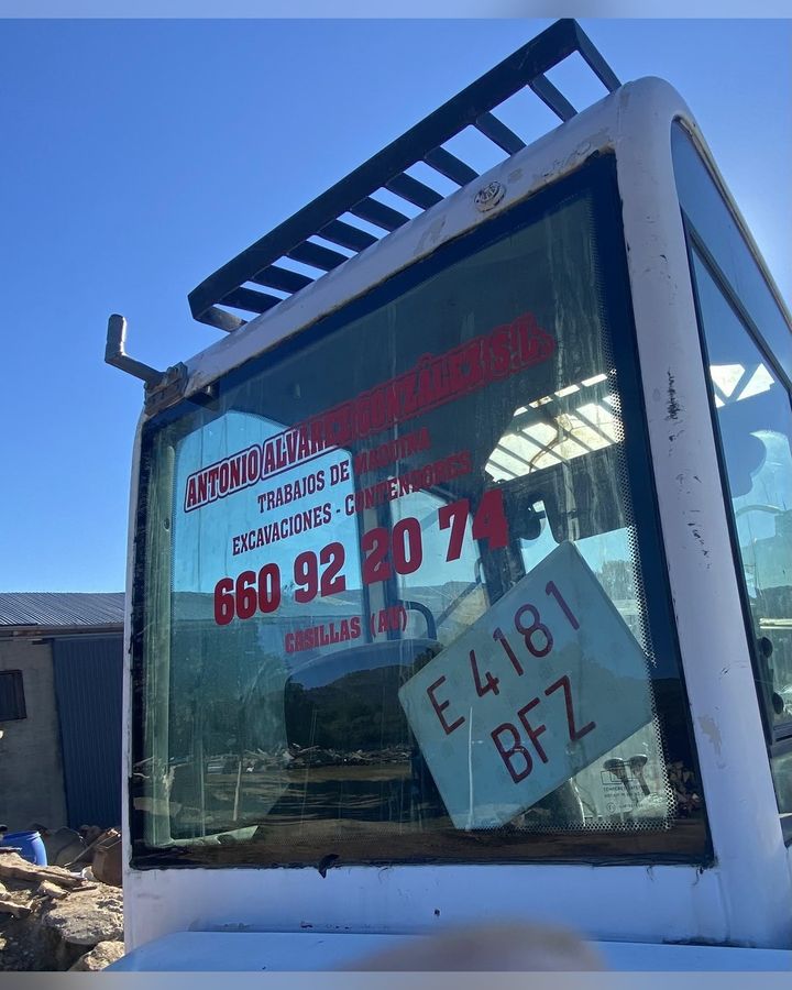 Cabina de máquina con vinilo rojo en el cristal trasero